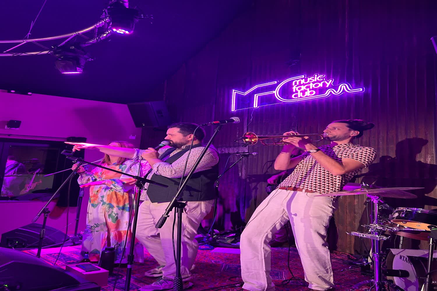 Groupe en concert sous les lumières du Music Factory Club