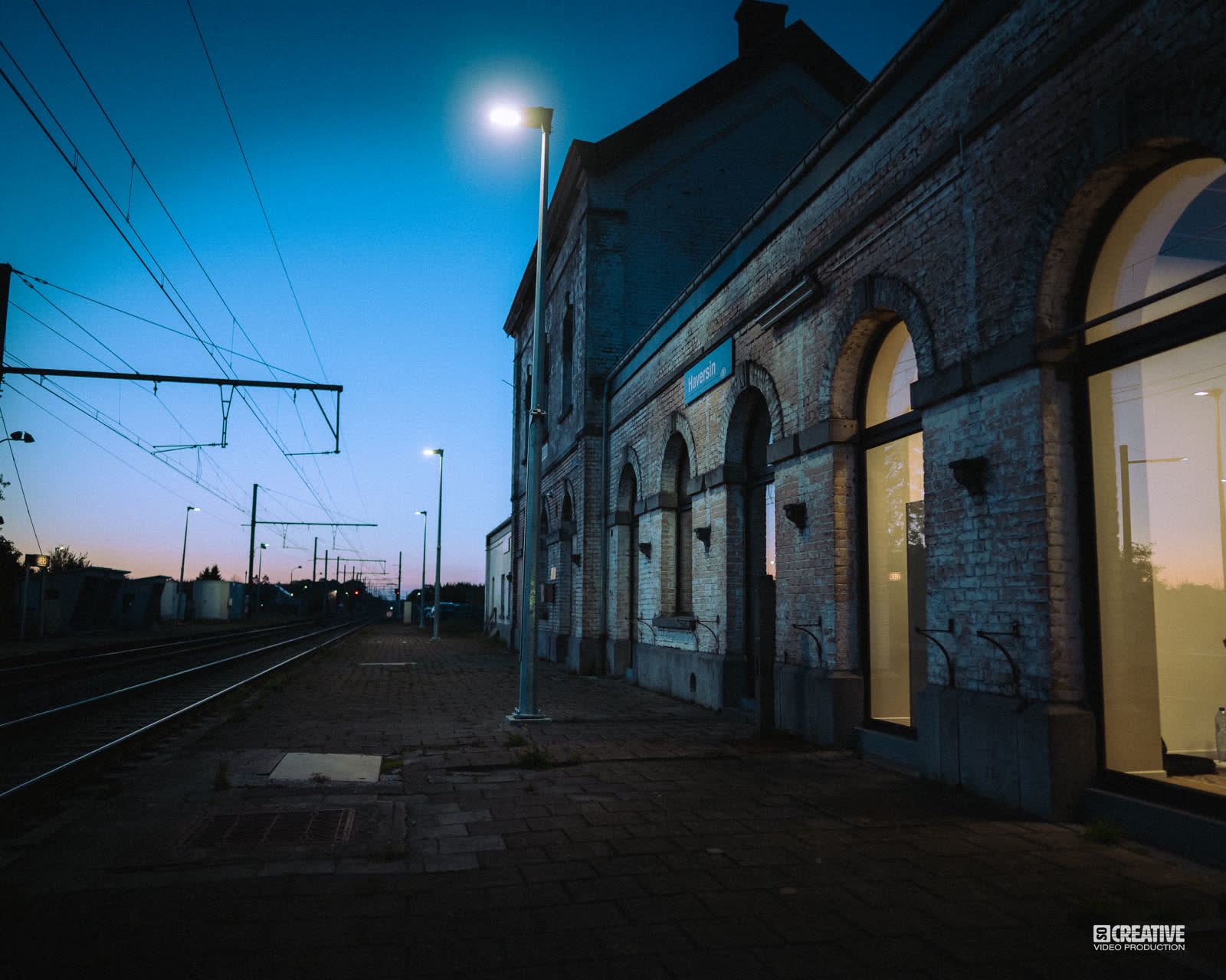 L'ancienne gare d'Haversin au crépuscule, quai et façade rénovée