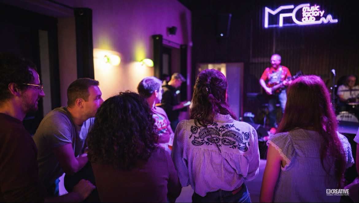 Musiciens en train d'improviser pendant une jam session au Music Factory Club