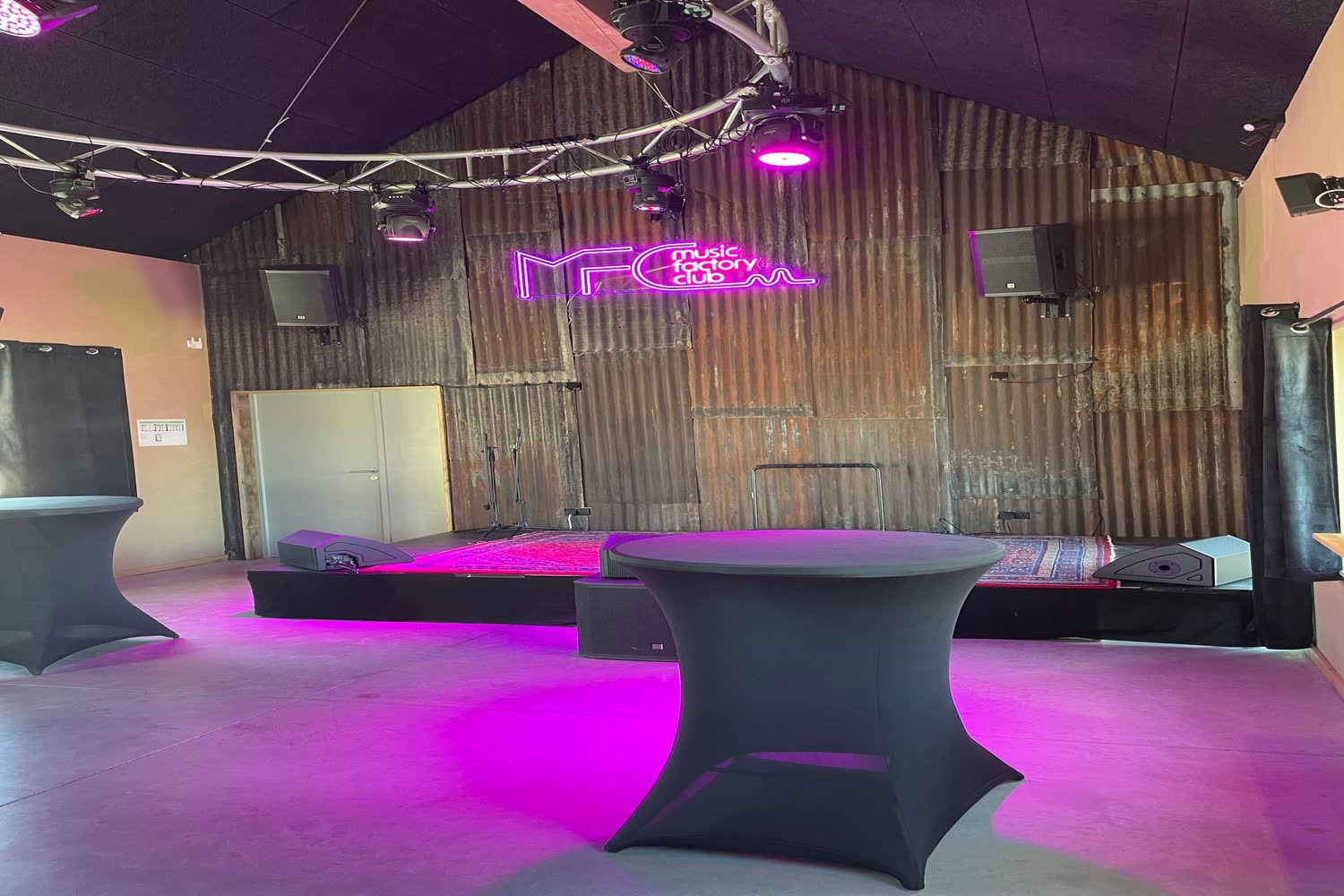 Scène et sonorisation professionnelle de la salle du Music Factory Club à Haversin